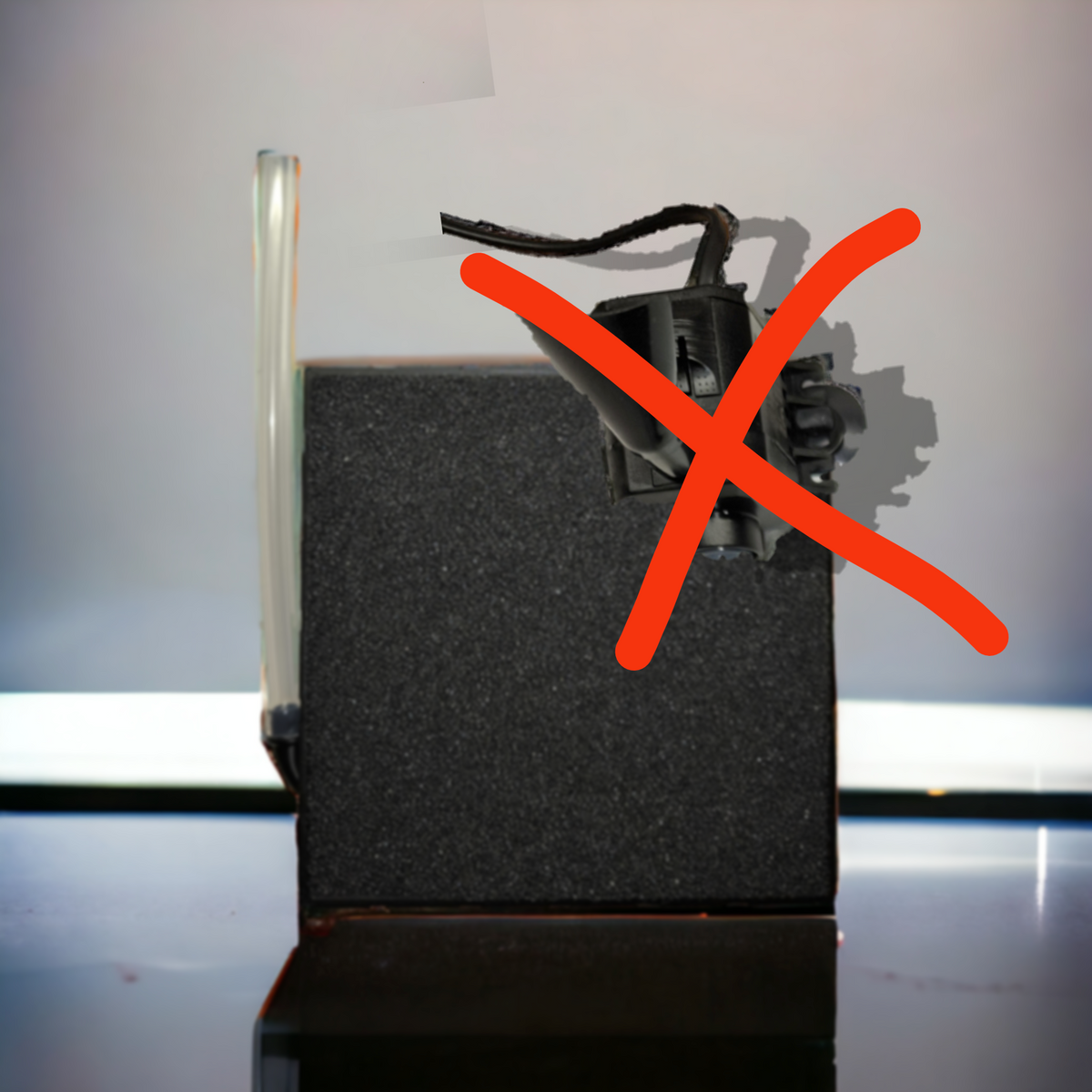Aquakallax BlackBox HMF mit transparentem Verbindungsrohr und rot durchgestrichener Pumpe als Hinweis auf die Ausführung ohne Pumpe