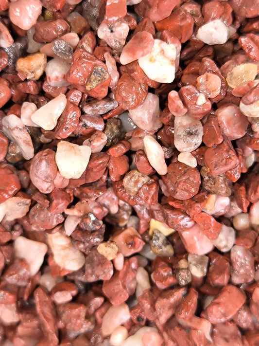 Roter Aquakallax Naturkies für Aquarien, Nahaufnahme der roten, braunen und hellen Kieskörner