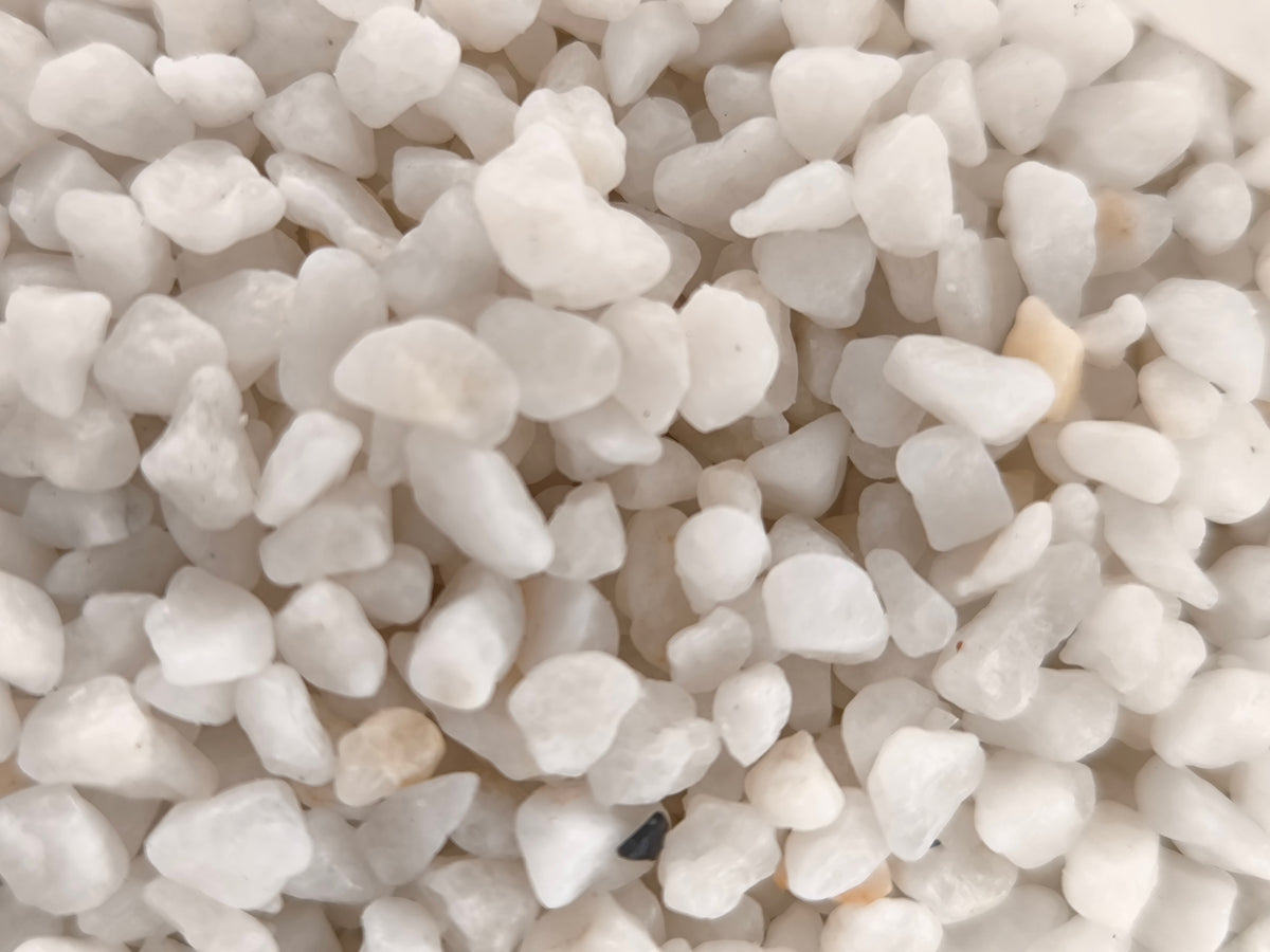 Weißer Aquakallax Naturkies für Aquarien, Nahaufnahme der weißen und cremefarbenen Kieskörner