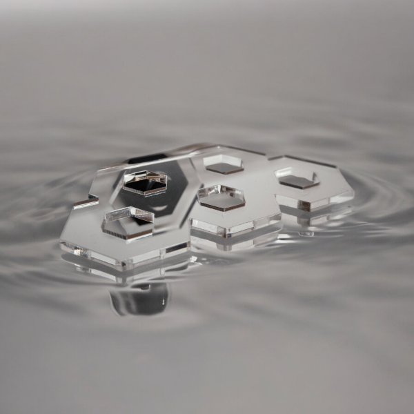 Aquakallax ReefDeck HoneyComb für fünf Korallenplugs in schräger Ansicht mit transparenter Wabenform und schwarzem Magnethalter