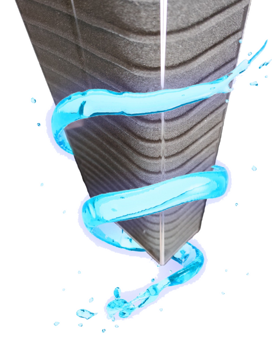 Nahaufnahme einer schwarzen gerillten Filtermatte im transparenten Eckgehäuse, umgeben von einem grafisch dargestellten blauen Wasserwirbel.
