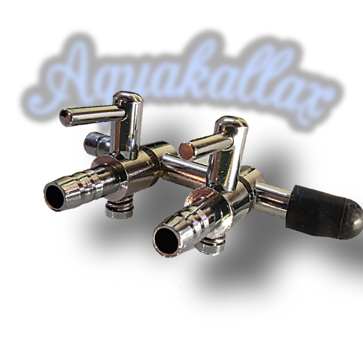 Metall-Luftverteiler mit zwei einstellbaren Hähnen, Schlauchanschlüssen und schwarzer Endkappe, vor dem Aquakallax-Schriftzug.
