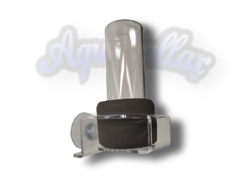 Oxidator Mini in einem transparenten Aquakallax Oxi-Hover mit Saugnapfbefestigung in frontaler Ansicht