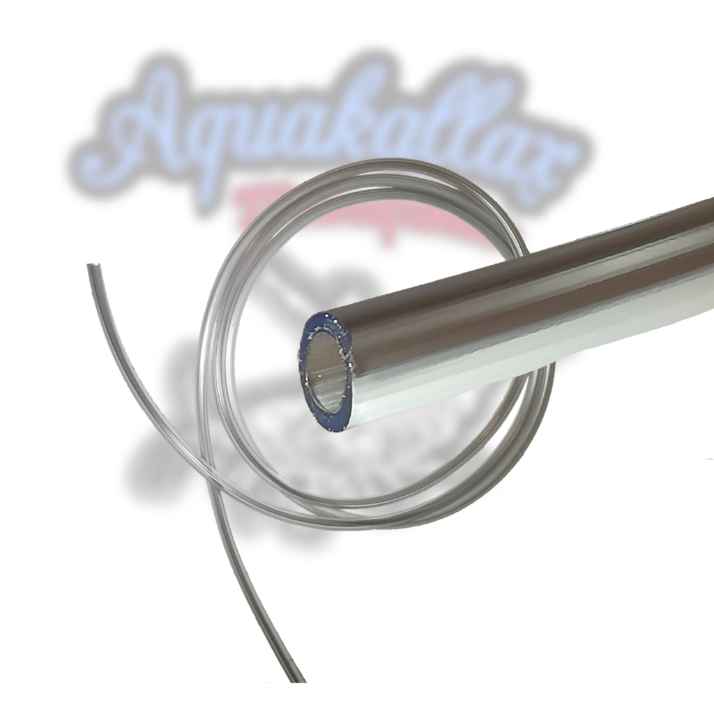 Aufgerollter transparenter Luftschlauch mit vergrößerter Ansicht des offenen Schlauchquerschnitts vor dem Aquakallax-Schriftzug.