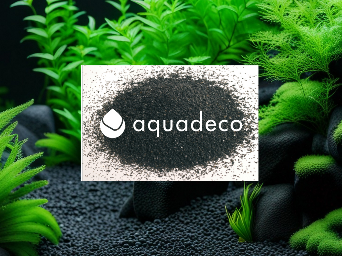 Schwarzer Aquadeco Glanzkies mit feiner 1–2 mm Körnung und Markenlogo vor einem bepflanzten Aquariumhintergrund