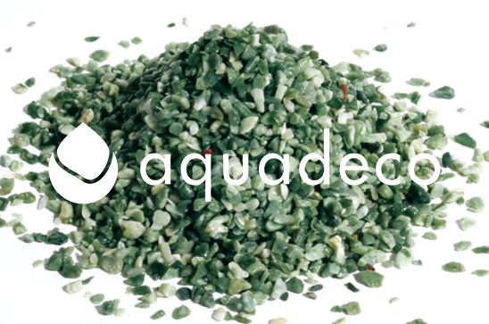 Grüner Aquadeco Naturkies mit 3–4 mm Körnung als Kieshaufen vor weißem Hintergrund mit Markenlogo