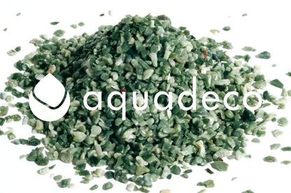 Grüner Aquadeco Naturkies mit 3–4 mm Körnung als Kieshaufen vor weißem Hintergrund mit Markenlogo