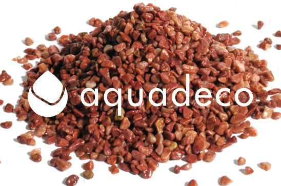 Roter Aquadeco Naturkies mit 3–4 mm Körnung als Kieshaufen vor weißem Hintergrund mit Markenlogo