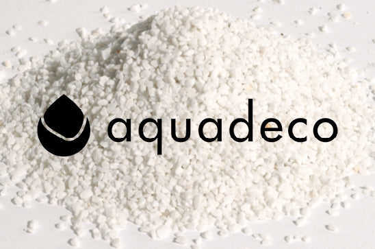Weißer Aquadeco Naturkies mit 3–4 mm Körnung als Kieshaufen vor weißem Hintergrund mit Markenlogo