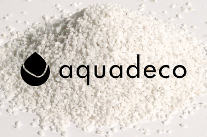 Weißer Aquadeco Naturkies mit 3–4 mm Körnung als Kieshaufen vor weißem Hintergrund mit Markenlogo