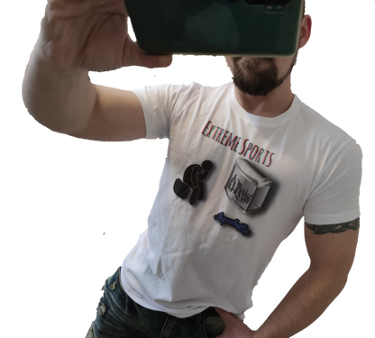 Person trägt ein weißes Aquakallax Aqua-Shirt mit Extreme Sports Aufdruck und Aquariummotiv auf einem Spiegelselfie