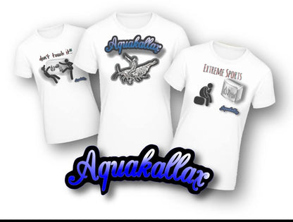 Drei weiße Aquakallax Aqua-Shirts mit Fischmotiv und humorvollen Aquaristik-Aufdrucken in einer Übersicht mit Aquakallax Logo