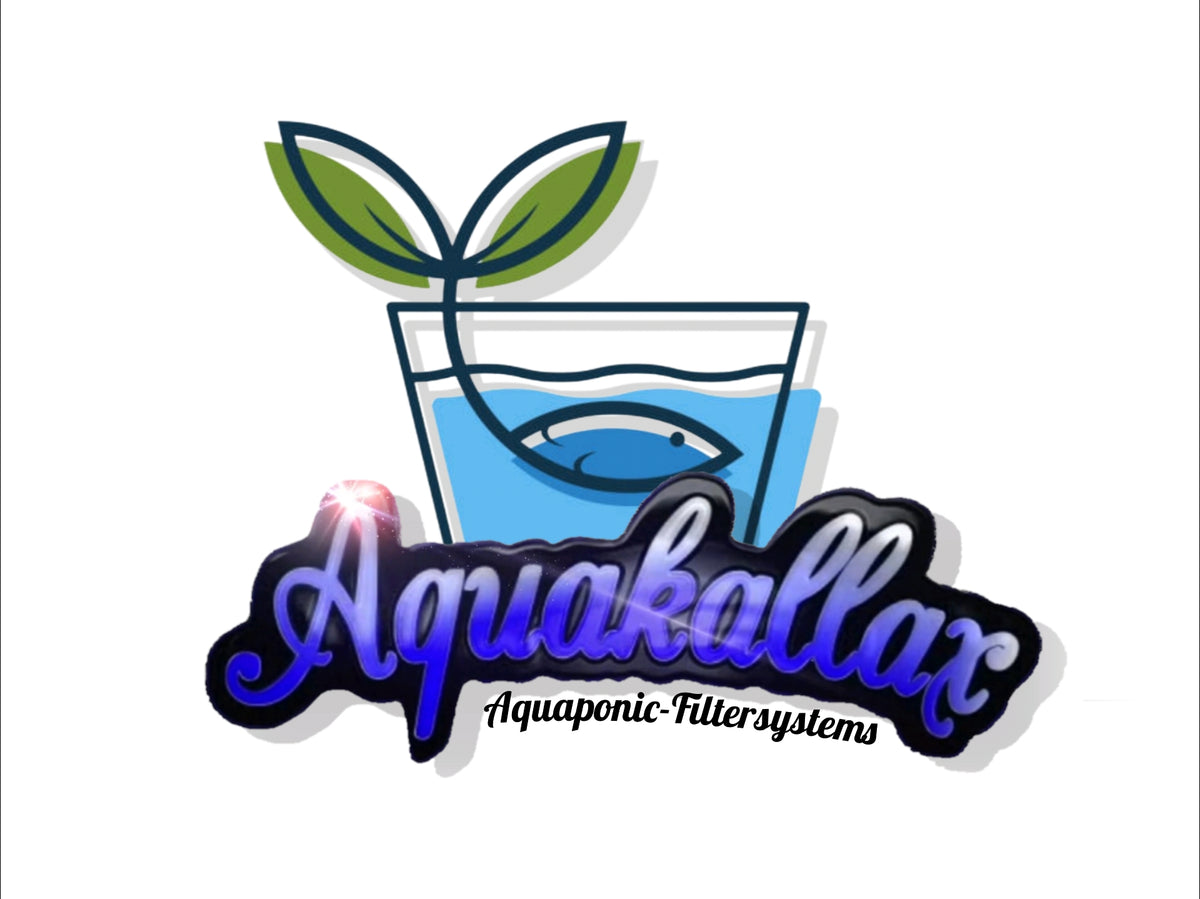 Aquakallax Aquaponic-Filtersystems Logo mit Fisch im Wassergefäß und zwei grünen Blättern auf weißem Hintergrund
