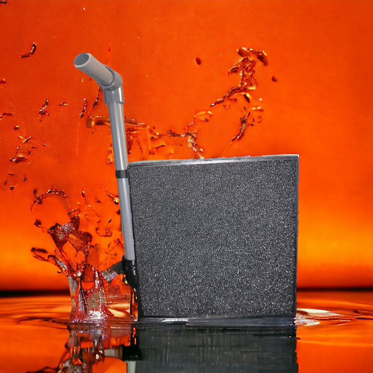 Aquakallax BlackBox HMF mit schwarzer Filtermatte und seitlichem grauem Luftheber vor orangefarbenem Hintergrund mit Wasserspritzern
