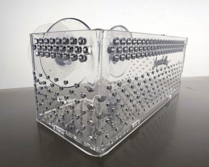 Eckdetail der transparenten Aquakallax Bucen-Box mit gelochten Seitenwänden und sichtbaren Saugnäpfen