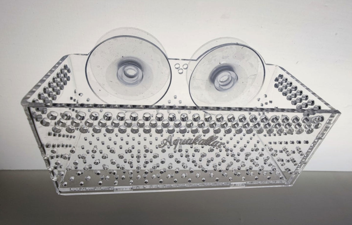 Aquakallax Bucen-Box von schräg oben mit gelochter Front, Schriftzug und zwei Saugnäpfen