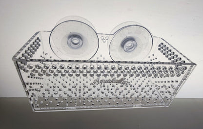 Aquakallax Bucen-Box von schräg oben mit gelochter Front, Schriftzug und zwei Saugnäpfen