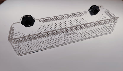 Transparente Aquakallax Bucen-Box Größe L in länglicher Form mit perforierten Wänden und zwei schwarzen Magnethaltern für Aquarienpflanzen