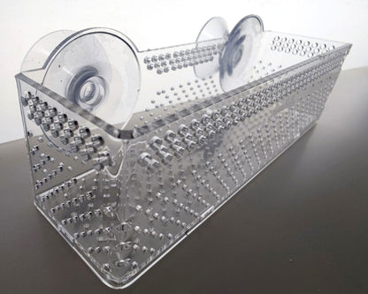 Transparente Aquakallax Bucen-Box mit zwei Saugnäpfen und gelochten Wänden in schräger Produktnahansicht