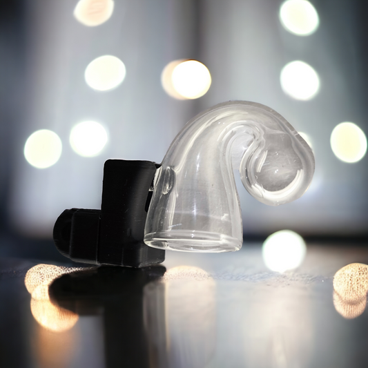 Transparenter CO₂-Dauertest aus Glas in schwarzer Aquakallax Magnetbefestigung vor unscharfen Lichtpunkten
