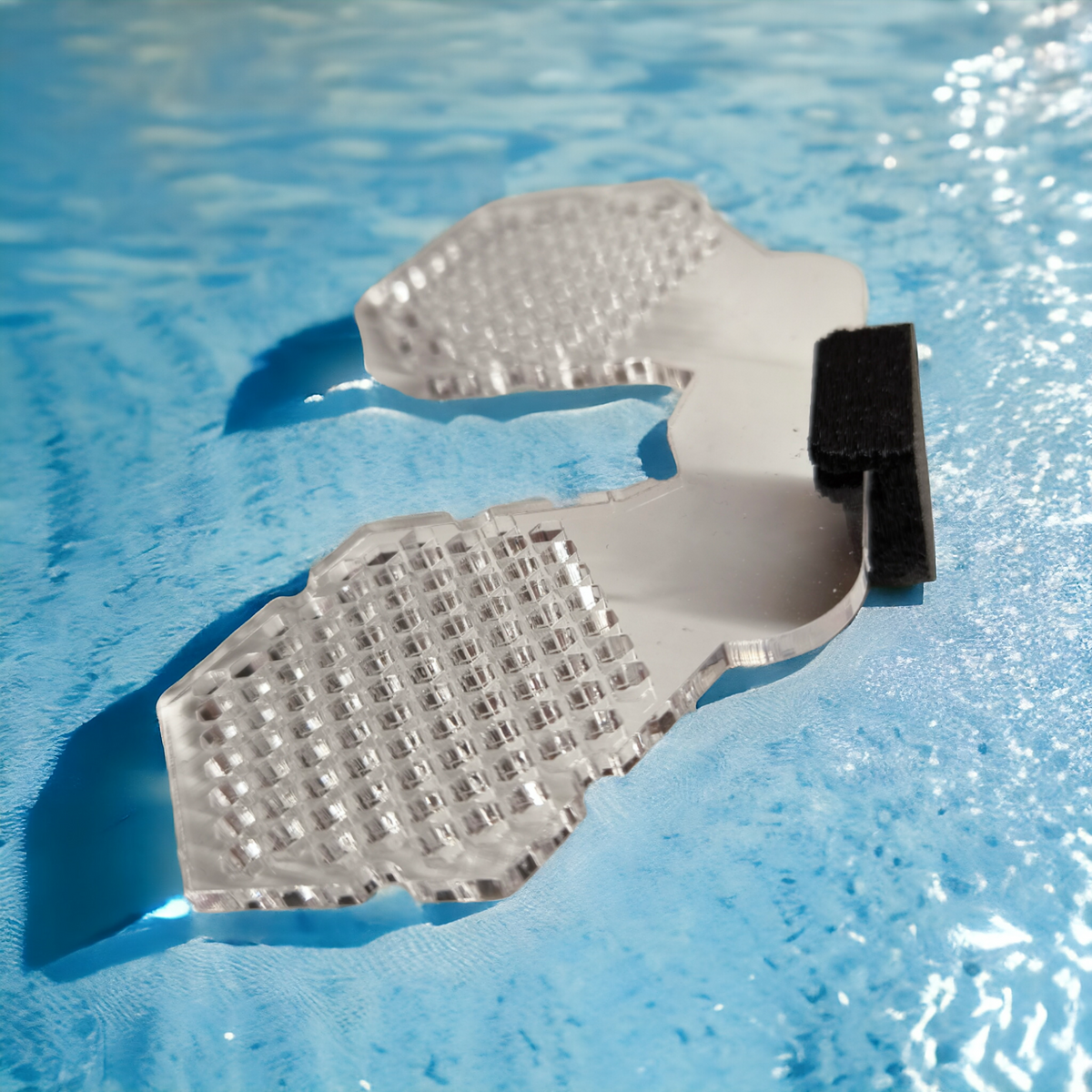 Aquakallax Doppel-Moosgitter mit zwei transparenten Gitterflächen und Magnethalter auf blauem Untergrund