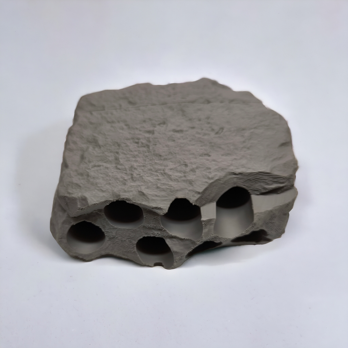 Graue Aquakallax Garnelenhöhle mit Röhrenöffnungen, schräge Ansicht von oben auf Felsstruktur und Eingänge