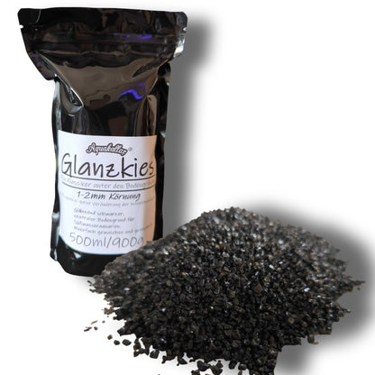 Aquakallax schwarzer Glanzkies 500 ml mit 1–2 mm Körnung, schwarzer Standbeutel neben einem Kieshäufchen