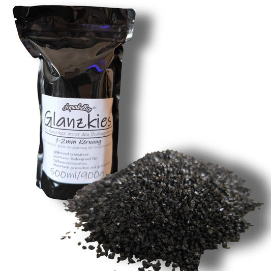 Aquakallax schwarzer Glanzkies 500 ml mit 1–2 mm Körnung, schwarzer Standbeutel neben einem Kieshäufchen