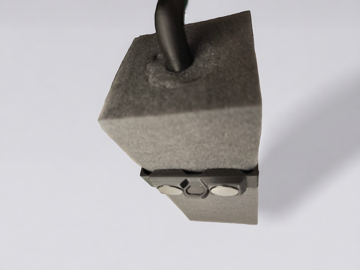 Aquakallax HMF-Schwammfilter von oben mit schwarzem Auslaufrohr und Magnethalter mit zwei runden Magneten.
