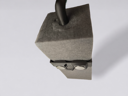 Aquakallax HMF-Schwammfilter von oben mit schwarzem Auslaufrohr und Magnethalter mit zwei runden Magneten.
