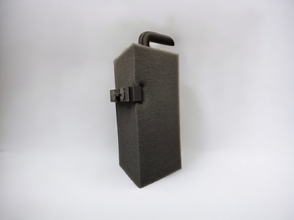 Aquakallax HMF-Schwammfilter mit schwarzem Magnethalter und gebogenem Auslauf in schräger Seitenansicht auf weißem Hintergrund.