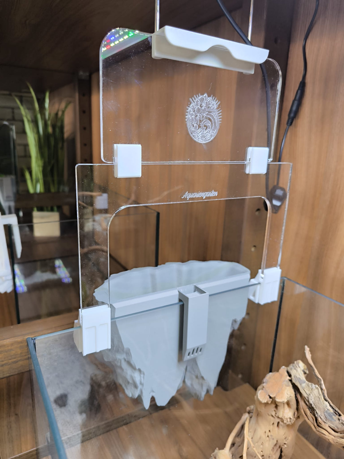 Aquakallax LED-Lift für Aufsatzleuchten, Detailansicht der transparenten Schiene mit weißen Klemmhaltern am Aquarium