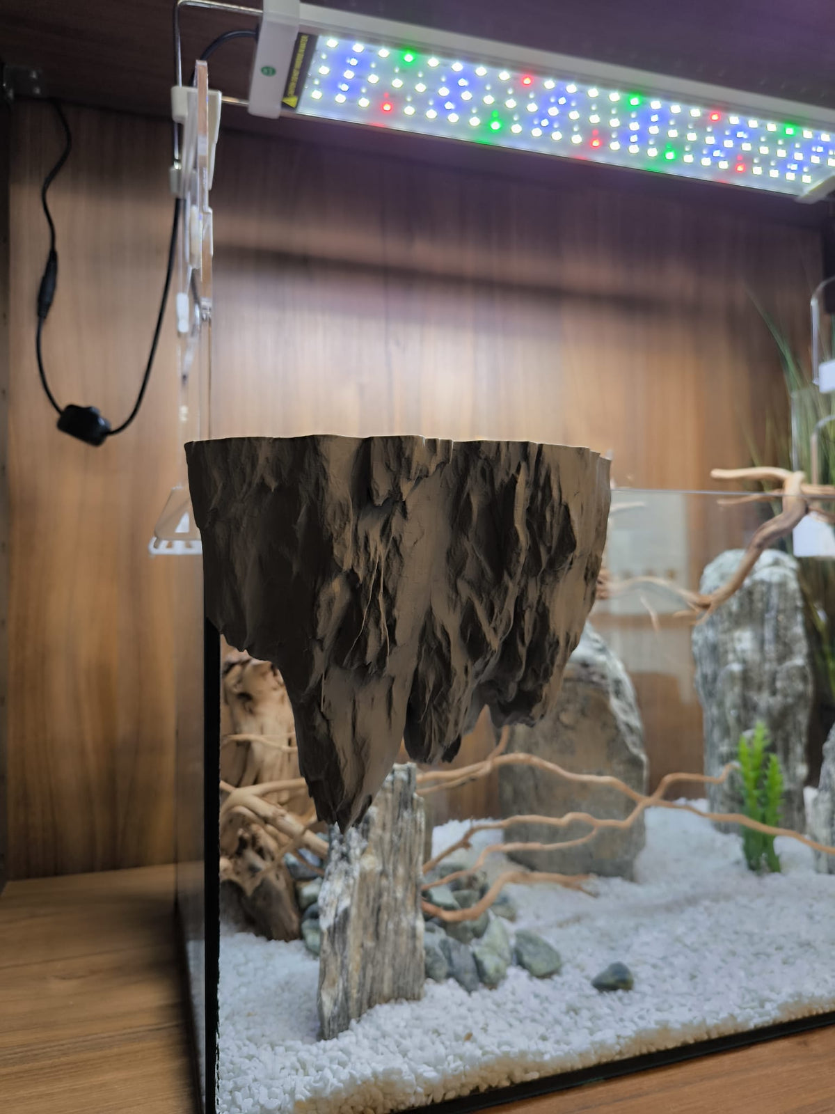 Aquakallax LED-Lift für Aufsatzleuchten am Aquarienrand, seitliche Ansicht der transparenten Schiene und LED-Leuchte