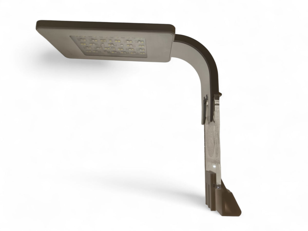 Aquakallax LED-Lift mit montierter Aufsteckleuchte, Seitenansicht von Leuchtenarm, Höhenschiene und Halterung