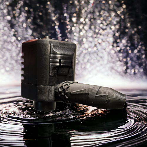 Aquakallax Strömungsaufsatz Lightning Power mit Blitzrelief und breitem Auslauf an einer Aquael PAT Mini Pumpe auf Wasserhintergrund