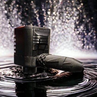 Aquakallax Strömungsaufsatz Lightning Power mit Blitzrelief und breitem Auslauf an einer Aquael PAT Mini Pumpe auf Wasserhintergrund