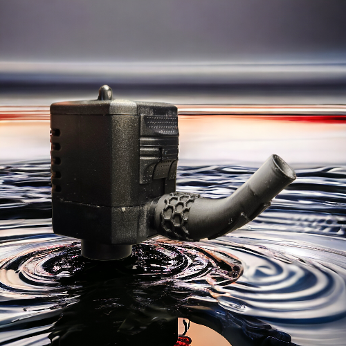 Aquakallax Strömungsaufsatz Lightning mit rundem Auslauf an einer Aquael PAT Mini Pumpe vor reflektierendem Wasserhintergrund