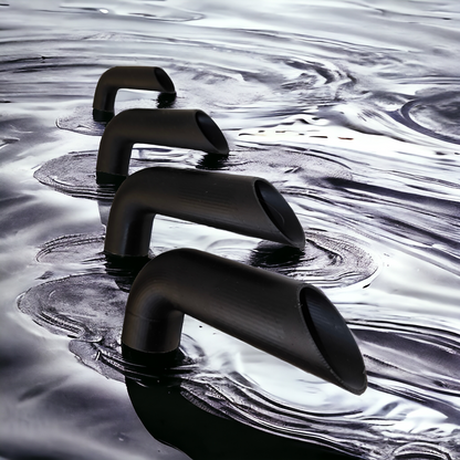 Vier schwarze Aquakallax Ausströmerwinkel für Luftheber in unterschiedlichen Größen auf reflektierendem Wasserhintergrund