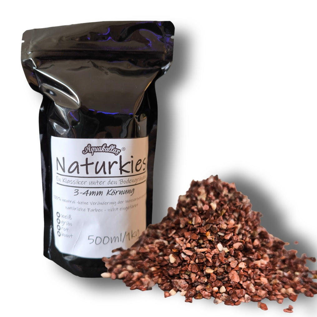 Aquakallax roter Naturkies 500 ml mit 3–4 mm Körnung, schwarzer Standbeutel neben einem Kieshäufchen