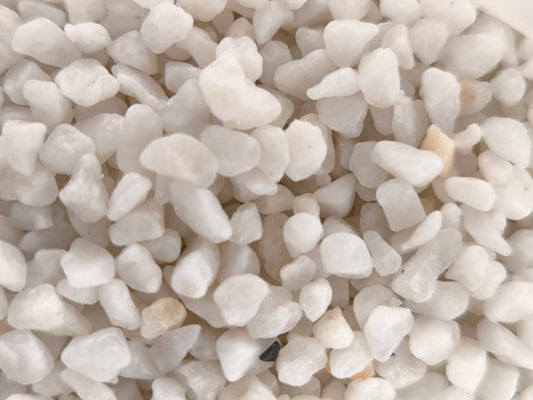 Weißer Aquakallax Naturkies für Aquarien, Nahaufnahme der weißen und cremefarbenen Kieskörner