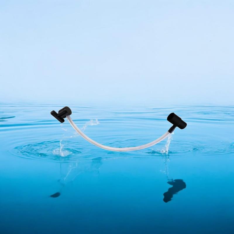Aquakallax O₂-Injektor-Set mit schwarzer Sauerstoffdüse, Schlauchklemme und transparentem 4/6-mm-Luftschlauch vor blauem Wasserhintergrund