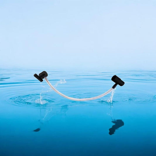 Aquakallax O₂-Injektor-Set mit schwarzer Sauerstoffdüse, Schlauchklemme und transparentem 4/6-mm-Luftschlauch vor blauem Wasserhintergrund