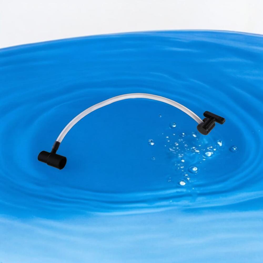 Aquakallax O₂-Injektor-Set mit schwarzer Düse und Schlauchklemme an einem transparenten Luftschlauch über blauem Wasser