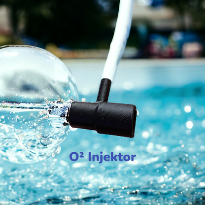 Schwarze Aquakallax O₂-Injektordüse mit angeschlossenem Luftschlauch vor einem blauen Hintergrund mit Wasserblasen
