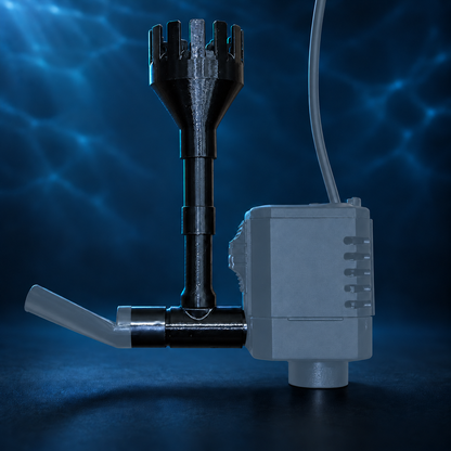 Aquakallax Oberflächenskimmer mit schwarzem Ansaugrohr und Skimmerkopf, montiert an einer Aquael PAT MINI Pumpe