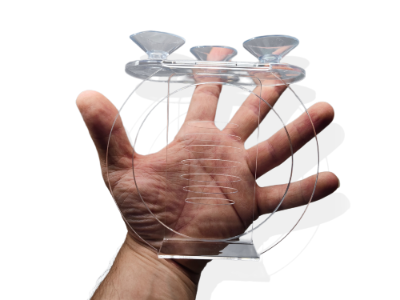 Großer transparenter Aquakallax Oxi-Hover-Halter für den Oxidator D mit drei Saugnäpfen vor einer Hand als Größenvergleich