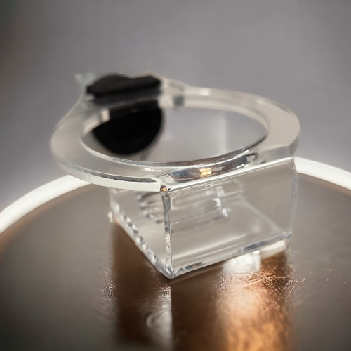 Aquakallax Oxi-Hover mit transparentem Haltering und schwarzer Magnetbefestigung auf einer reflektierenden Oberfläche
