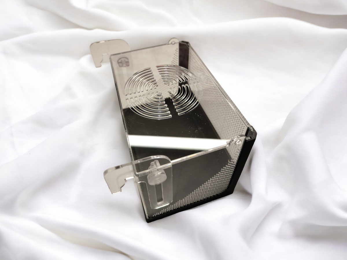 Aquakallax Premium Breedingbox mit geschlossenem transparentem Deckel und kreisförmigen Schlitzen