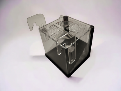 Aquakallax Premium Breedingbox mit geschlossenem Deckel, gelochten Seitenwänden und Saugnapfhaltern in schräger Seitenansicht