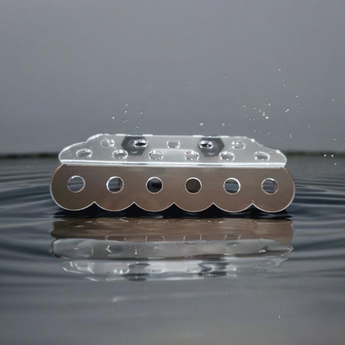 Aquakallax ReefDeck für 17 Korallenplugs in der Frontansicht mit runden Öffnungen, gewelltem Rand und zwei Magnethaltern